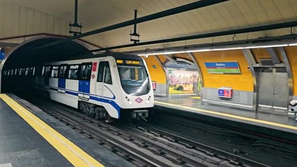 Madrid Spanje September 2023 Metrostation Met Een Snelle Trein Die — Stockvideo