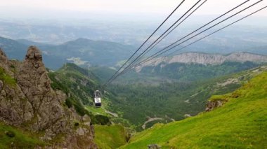 Kasprowy Wierch Kablo Araba Polonya. Kablolu araba iplere takıldı. Dağların resimli bir manzarası.