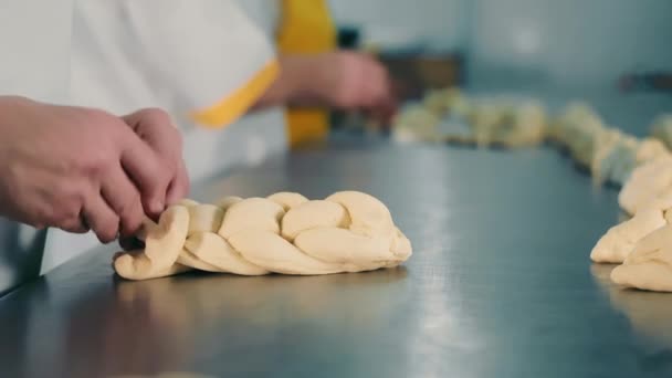 Produkcja Plecionego Chleba Plecionego Chleba Zamknij Drzwi Piekarnia Piekarze Ręce — Wideo stockowe