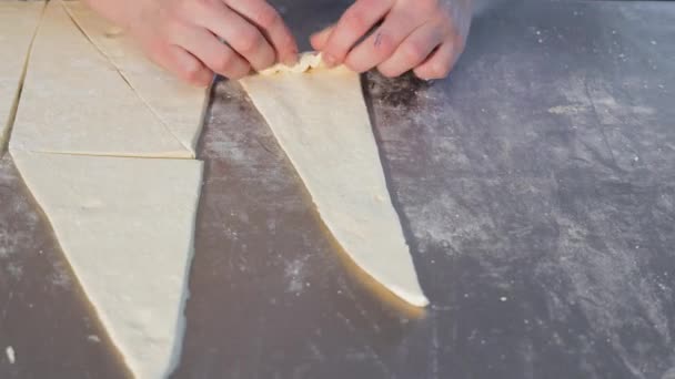 Mani Femminili Torcere Pezzo Pasta Triangolo Fare Una Baguette Primo — Video Stock