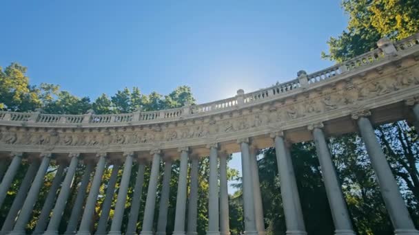 Promienie Słoneczne Błyszczą Przez Otwarcie Kolumnady Kolumnada Pomnika Króla Alfonsa — Wideo stockowe