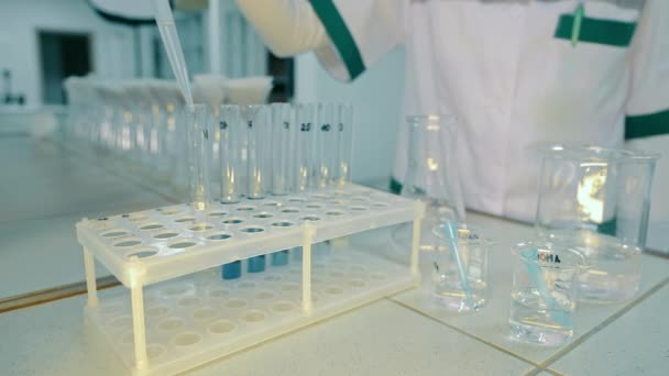 Technik Laboratoryjny Wlewa Biały Płyn Probówek Sprawdza Reakcję Fałszywy Lek — Wideo stockowe