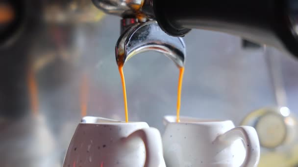 Den Kaffee Aus Der Maschine Zwei Tassen Gießen Aus Nächster — Stockvideo