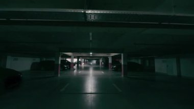 Yeraltı otoparkından geçerek, garajdan. Arabalı yeraltı otoparkı. Kapsamlı modern park