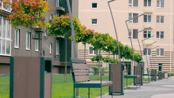 新建筑物附近的外建区配备了绿色景观 现代长椅和灯笼 住宅区附近的休息区 — 图库视频影像
