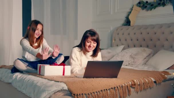 Mor Datter Kommuniserer Eksternt Bærbar Datamaskin Barnet Viser Overraskelsesgave Videosamtalen – stockvideo