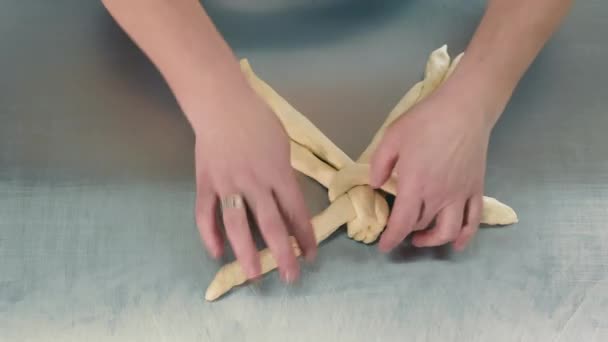 Ekmek Örmek Için Hamur Ören Fırıncıların Yakın Çekimi Kadınların Elleri — Stok video