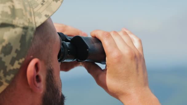 Man Kamouflagehatt Tittar Igenom Kikaren Närbild Från Sidan Soldaten Undersöker — Stockvideo