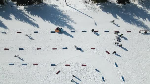 Atleten Skiërs Bij Wintersport Wedstrijden Langlaufski Skiën Sneeuw Een Groep — Stockvideo