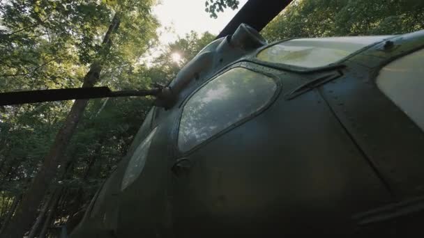 Ormanda Eski Bir Askeri Helikopter Güneşin Işıldadığı Pervanelerin Manzarası Kapat — Stok video