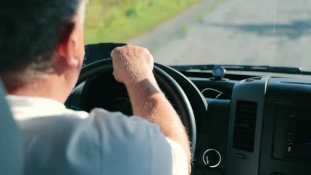 Мужские Руки Руле Задняя Часть Головы Пожилого Водителя Автомобиля Вид — стоковое видео