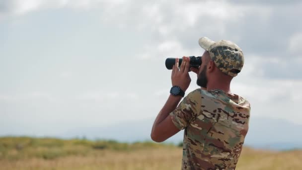 Homme Casquette Camouflage Regarde Travers Les Jumelles Vue Latérale Rapprochée — Video