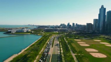 Chicago, ABD - 3 Nisan 2023 Chicago şehir merkezi ve Michigan Gölü manzaralı güneşli bir günde. Otoyol boyunca günlük araç trafiği.