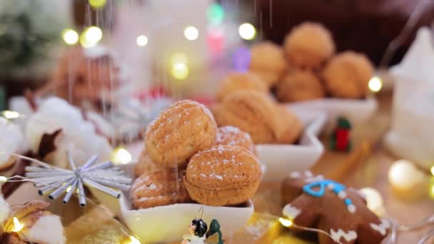 Biscotti Natale Processo Cospargere Zucchero Velo Sui Biscotti Natale — Video Stock