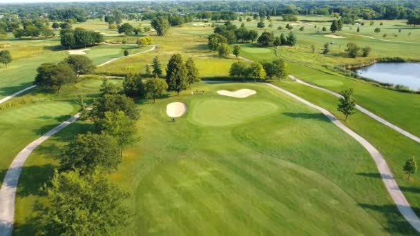 Luftaufnahme Des Golfplatzes Mit Bäumen Büschen Und Spielern Beim Kippen — Stockvideo