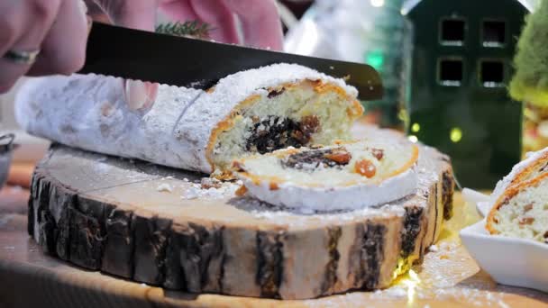 用罂粟籽和葡萄干制成的胶卷在木板上被切碎 一个女人的手被切碎 一个用罂粟种子撒满糖粉的面包 — 图库视频影像