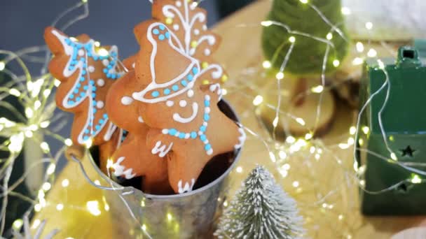 圣诞姜饼和饼干特写 以圣诞树为形式的新烘焙的圣诞姜饼 一个装饰着糖果釉面的人 四周点缀着花环 — 图库视频影像