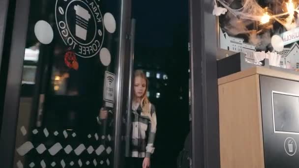 Украина Львов 2023 Ребенок Входит Магазин Девочка Подросток Длинными Темными — стоковое видео
