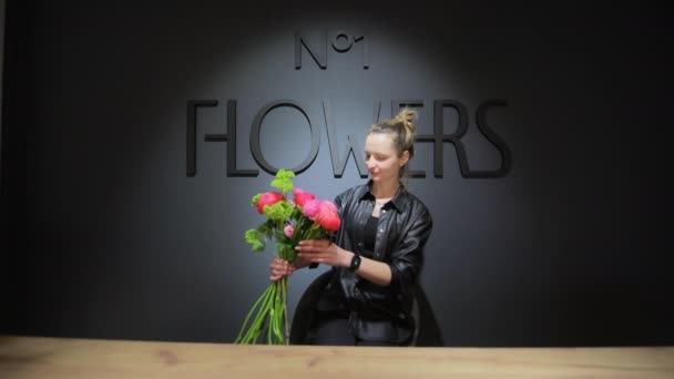 Fleuriste Examine Bouquet Puis Regarde Caméra Une Fleuriste Dans Magasin — Video