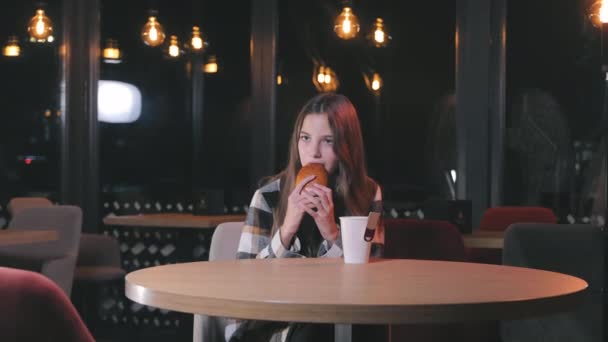 Flickan Äter Bulle Ett Barn Äter Middag Ett Café Begreppet — Stockvideo