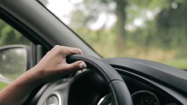 驾驶汽车方向盘手的特写 司机手紧紧抓住汽车的方向盘 — 图库视频影像
