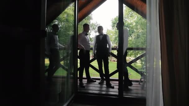 Silhouette Groomsmen Conversation Silhouettes Groomsmen Share Moment Camaraderie Wedding Ceremony — Stock Video