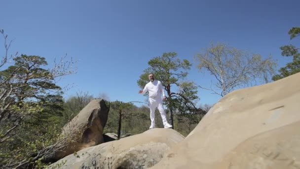 Homme Vêtu Blanc Debout Sur Grands Rochers — Video