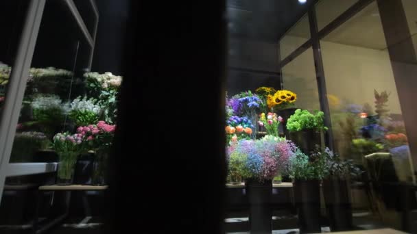 Floristas Nighttime Display Window Flores Sortidas Uma Exposição Loja Noite — Vídeo de Stock