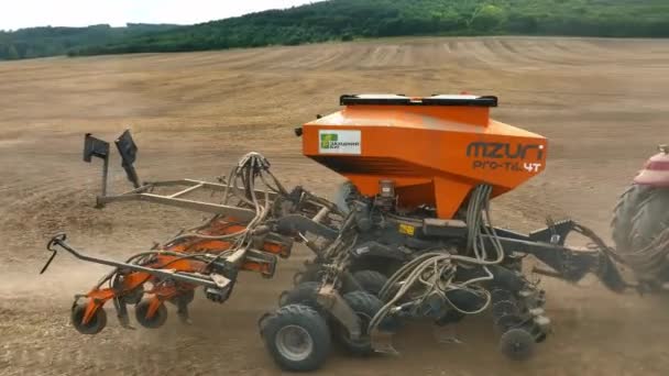 2023 Ukraina Det Rivne Jordbruksutrustning Aktion Fältet Orange Jordbruksmaskiner Som — Stockvideo