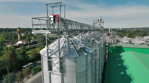 ウクライナ ハリコフ10 2023 穀物貯蔵および処理工場を拡大する 金属製のシロスと構造を備えた大型穀物貯蔵 加工施設の空中観察 — ストック動画