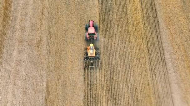 Tilling Půda Moderním Vybavením Traktor Ornou Půdou Rozvířící Půdu Velkém — Stock video