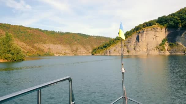 ウクライナ国旗付きの景色のリバービュー セレン川と丘の景色を望むボートにウクライナの旗 — ストック動画