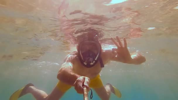 Приключения Подводного Плавания Ныряльщик Исследует Поверхностью Приветствуя Знаком Мира — стоковое видео
