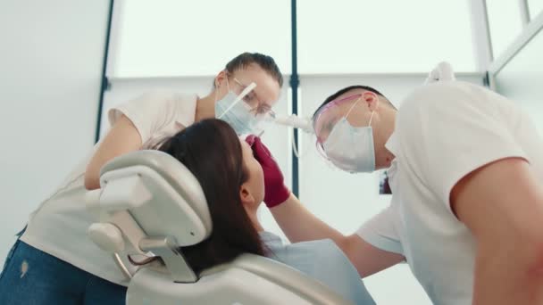 Οδοντιατρικός Έλεγχος Στη Σύγχρονη Κλινική Οδοντίατρος Και Βοηθός Που Εκτελεί — Αρχείο Βίντεο