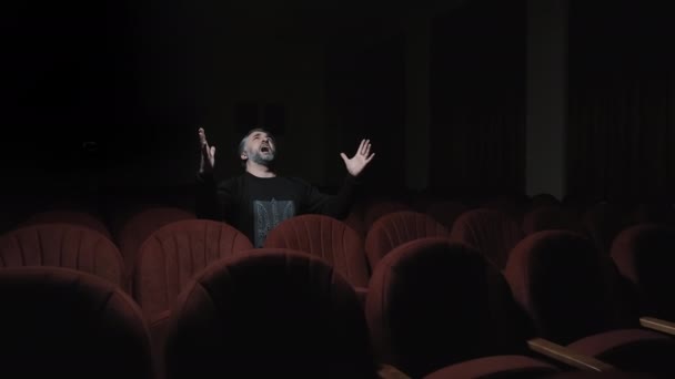 Jubilant Audience Member Empty Theater Mężczyzna Brodą Radośnie Podnoszące Ramiona — Wideo stockowe