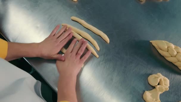 Ciasto Pieczenia Stole Stali Nierdzewnej Zbliżenie Rąk Piekarzy Umiejętnie Kształtujących — Wideo stockowe