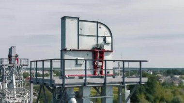 Hava görüntüleme endüstriyel hava filtreleme ünitesi, büyük hava filtreleme ünitesi metal bir yapıda. Bir mühendis, metal bir yapıyı en yüksekte inceler.