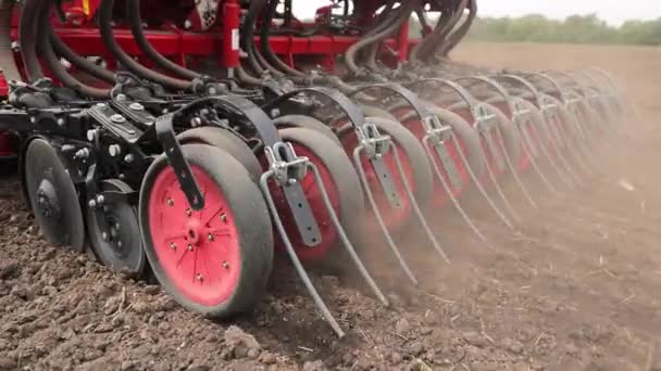Semeador Agrícola Ação Máquinas Agrícolas Vermelhas Que Trabalham Campo Grãos — Vídeo de Stock