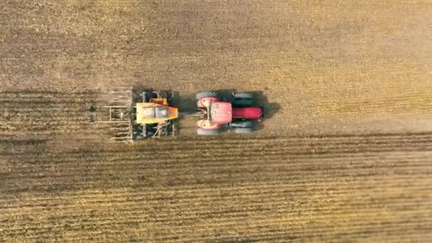 Luftaufnahme Traktor Mit Pflug Auf Landwirtschaftlichen Flächen Traktor Pflügt Feld — Stockvideo