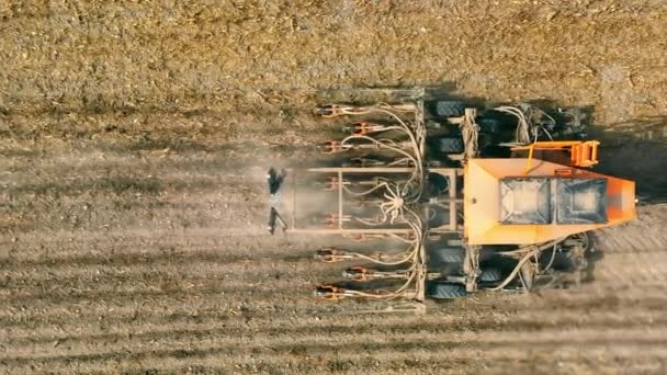 Luftaufnahme Von Oben Nach Unten Von Landwirtschaftlichen Geräten Beim Bodenbearbeiten — Stockvideo