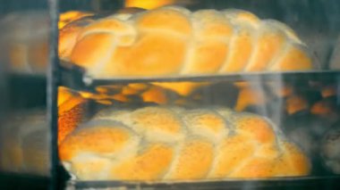 Fırında ekmek pişirmek. Büyük bir sanayi fırınının sıcağında pişen ekmek somunlarının görüntüsü