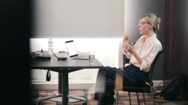 Toplantıdaki iş kadınıyım. Modern bir ofiste iş görüşmesi yapan profesyonel bir kadın.