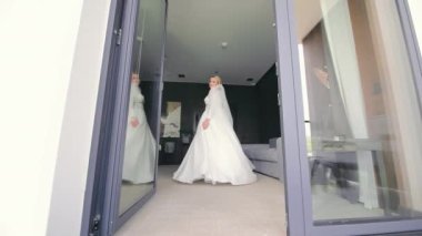 Beyaz Elbiseli Gelin Yansıması. Cam kapıya yansıyan zarif beyaz elbiseli gelin.