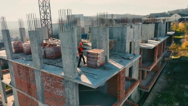 Luftaufnahme Bauarbeiter Auf Der Baustelle Arbeiter Warnweste Läuft Auf Betonbalken — Stockvideo