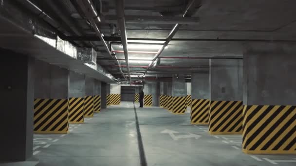 Взгляд Через Глаза Человека Идущего Подземную Парковку Встретиться Пожарными Пожарные — стоковое видео