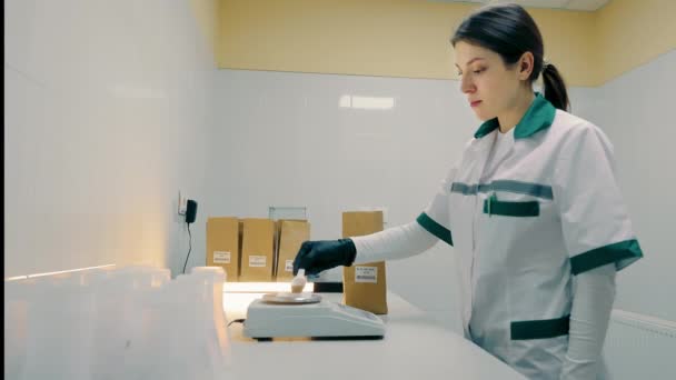 实验室技术员按下按钮 穿着白衣的实验室技术员按下实验室设备上的按钮 — 图库视频影像