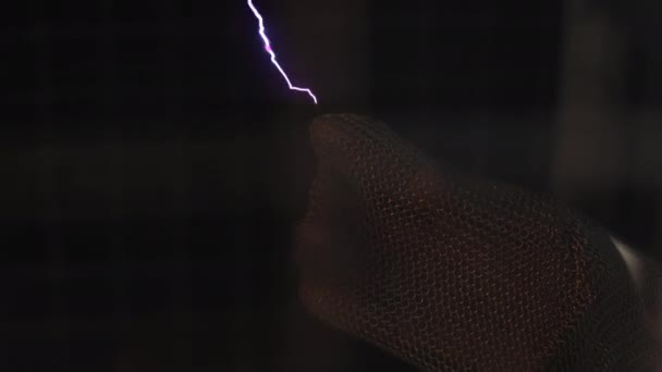 电解放电示范 两个显示高压的结点之间的电弧 — 图库视频影像