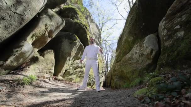 Άνδρας Λευκό Κοστούμι Στο Δάσος Κομψός Άντρας Λευκό Κοστούμι Που — Αρχείο Βίντεο