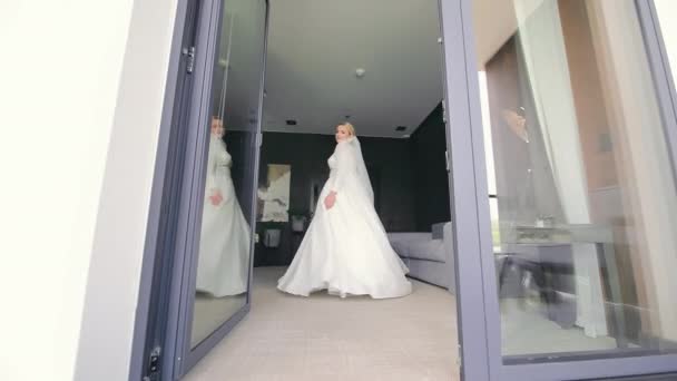 Sposa Abito Bianco Riflessione Sposa Elegante Abito Bianco Riflesso Porta — Video Stock