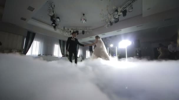 ウクレインリヴだ2019年1月19日結婚式で花嫁のダンス 白い光で強調された重い煙 結婚式での新婚旅行の最初のダンス — ストック動画